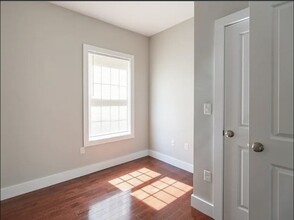 33 Covington St, Unit 3 in Boston, MA - Foto de edificio - Building Photo