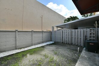 8159 W 36th Ave-Unit -4 in Hialeah, FL - Building Photo - Building Photo