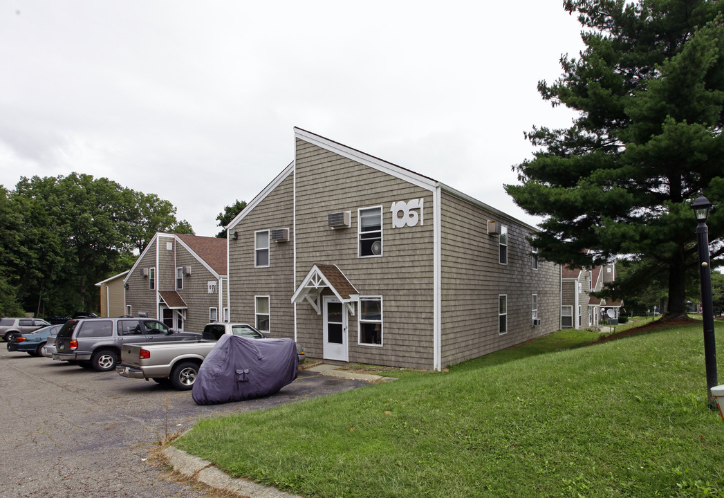 1061-1091 Clyde Ave in Cuyahoga Falls, OH - Building Photo