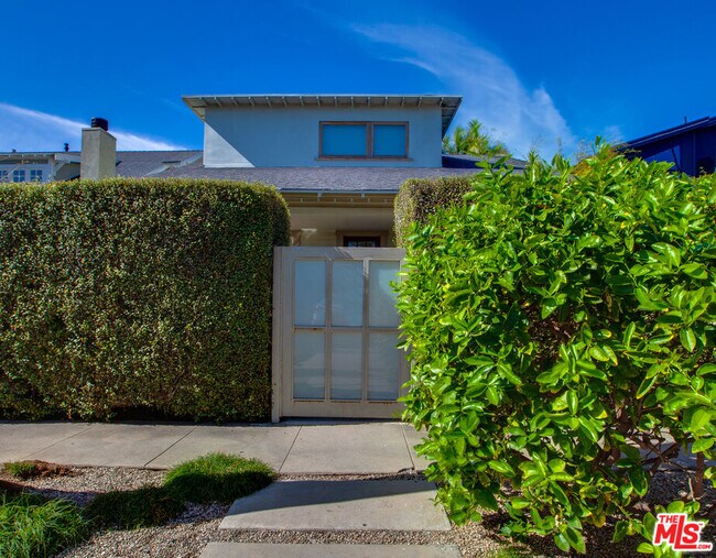 927 1/2 Victoria Ave in Los Angeles, CA - Building Photo - Building Photo