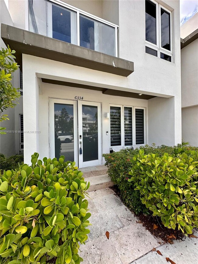 6334 NW 104th Path in Medley, FL - Building Photo - Building Photo