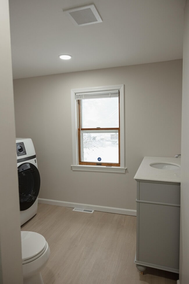 204 Tucker Ave, Unit 1 in East Syracuse, NY - Building Photo - Building Photo