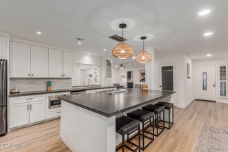 5253 E Beck Ln in Scottsdale, AZ - Building Photo - Building Photo