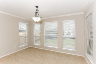 125 Adams Dr in Crowley, TX - Foto de edificio - Building Photo