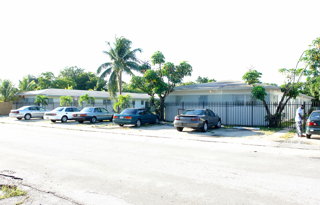 1282 NE 128th St in Miami, FL - Building Photo