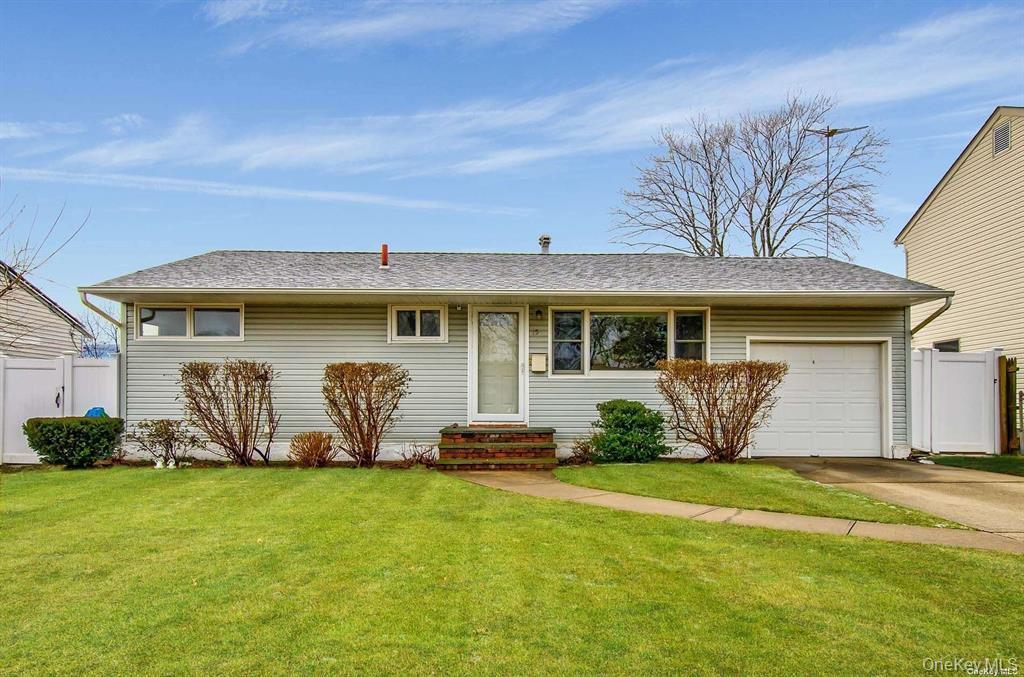 15 Janet Dr in Plainview, NY - Building Photo