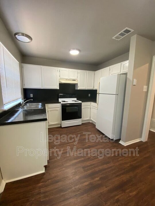 1608 Sun Valley Dr in Cleburne, TX - Building Photo