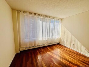 4 Martine Ave in White Plains, NY - Foto de edificio - Building Photo