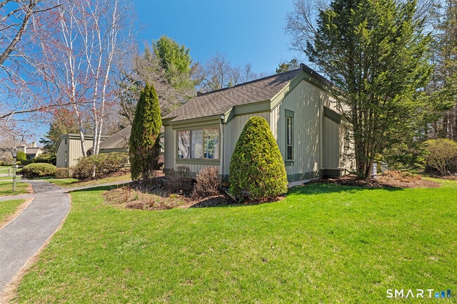 2 Heritage Circle in Southbury, CT - Building Photo - Building Photo