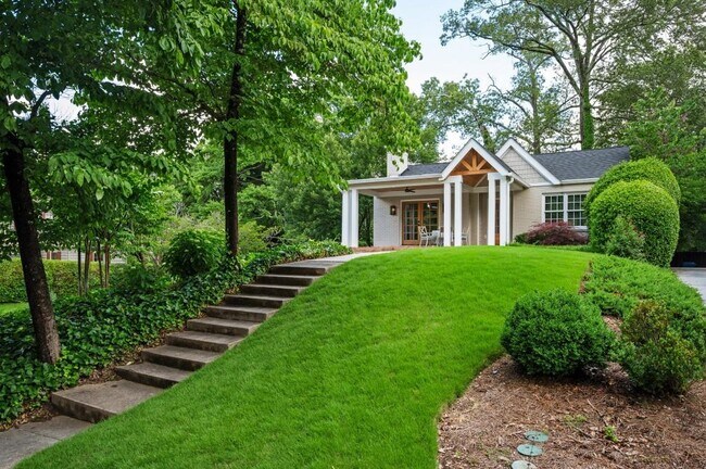 220 Lakeview Ave NE in Atlanta, GA - Building Photo - Building Photo