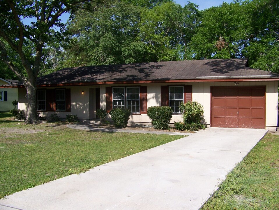 607 Caroline St in Hinesville, GA - Building Photo