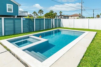 16547 Jolly Roger Rd in Jamaica Beach, TX - Building Photo - Building Photo