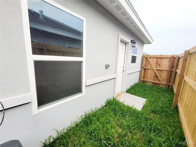 1817 Davenport St, Unit 1 in Weslaco, TX - Foto de edificio - Building Photo