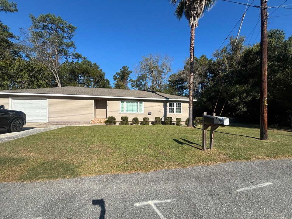 116 Moss Oak Dr in Valdosta, GA - Building Photo