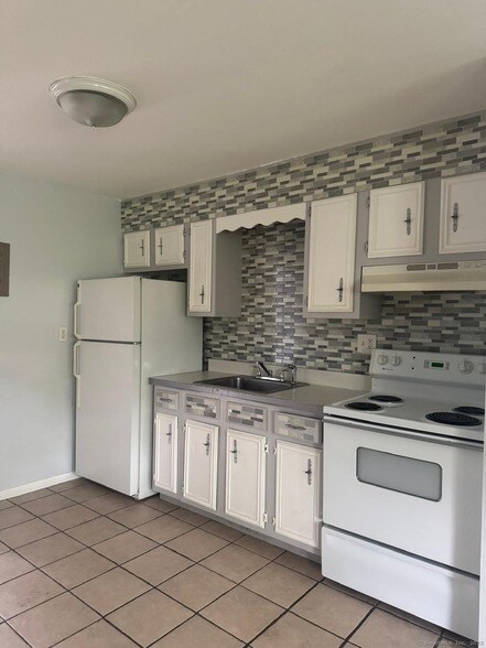 46 St Mathias St, Unit 5 in Bridgeport, CT - Building Photo