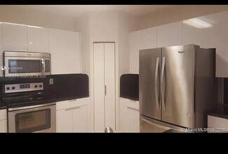11343 NW 72nd Terrace in Doral, FL - Building Photo - Building Photo
