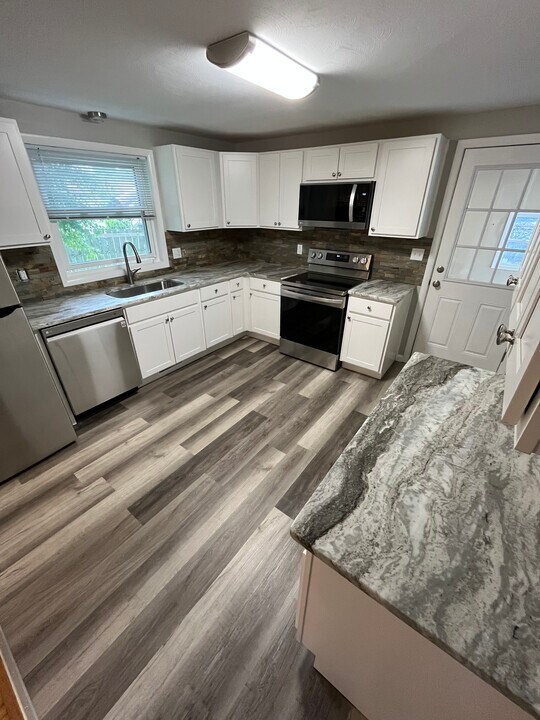 235 John St in North Syracuse, NY - Building Photo