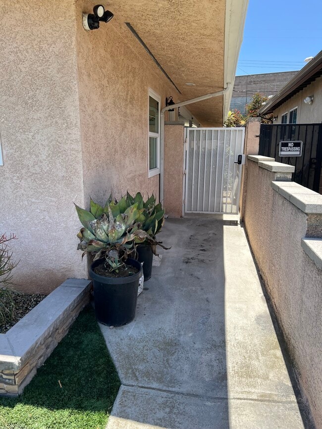 1046 W 187th Pl in Gardena, CA - Foto de edificio - Building Photo