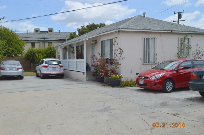 332 S Arizona Ave in East Los Angeles, CA - Foto de edificio - Building Photo