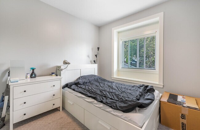 237 Blue Mountain St in Coquitlam, BC - Building Photo - Building Photo