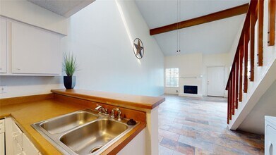 12250 Copper Tree Pvt Ln in Houston, TX - Building Photo - Building Photo