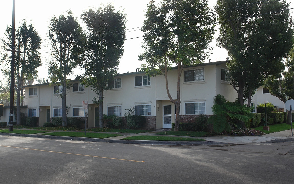 1522 W Almond Ave in Orange, CA - Building Photo