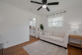 8057 Ridgeview Dr in Houston, TX - Building Photo - Building Photo