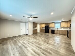 29647 Erie Ct in New Baltimore, MI - Foto de edificio - Building Photo