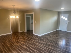 1413 N Pine St in Florence, AL - Foto de edificio - Building Photo