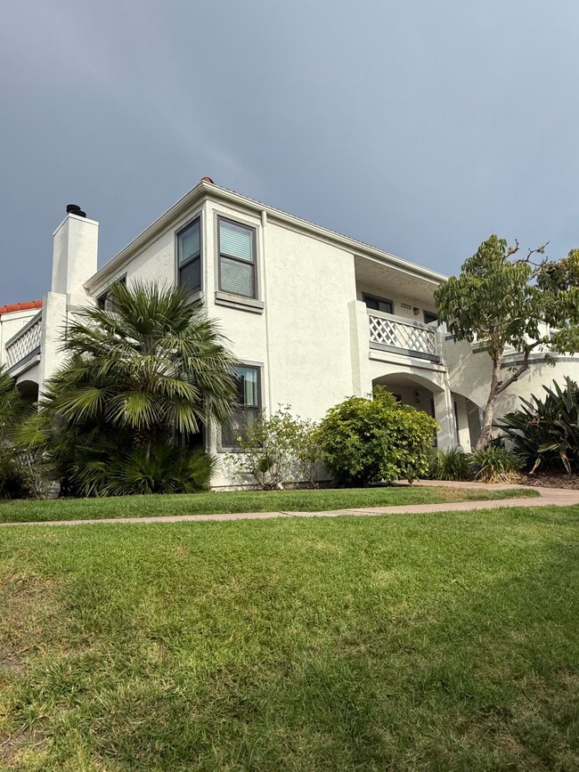 13222 Salmon River Rd, Unit 102 in San Diego, CA - Foto de edificio - Building Photo