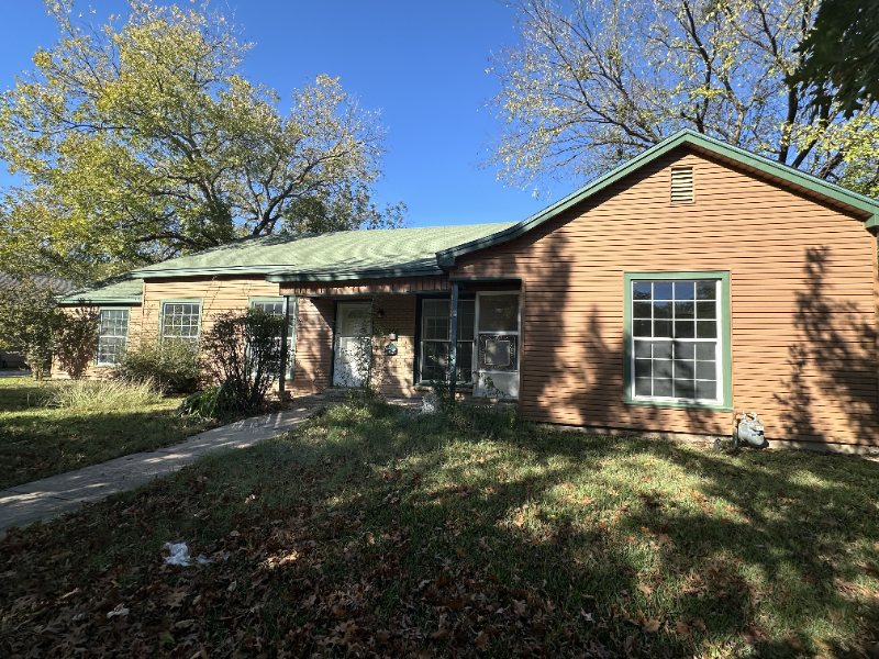 1327 E Garnett St in Gainesville, TX - Foto de edificio