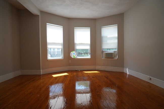 107 Sydney St, Unit 1 in Boston, MA - Foto de edificio - Building Photo