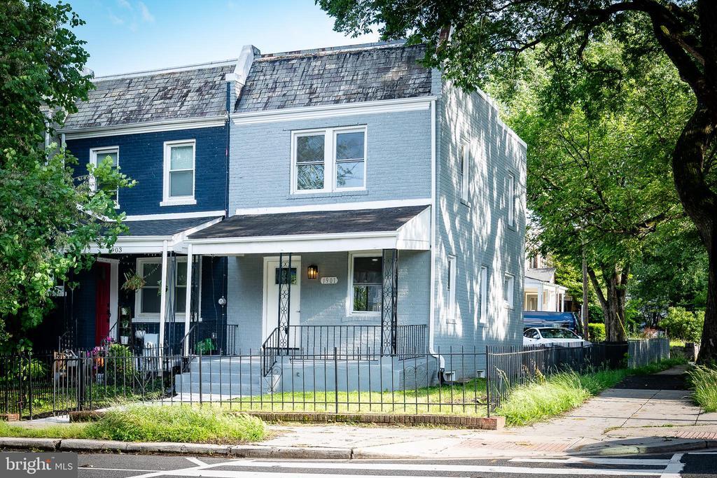 1901 D St NE in Washington, DC - Building Photo