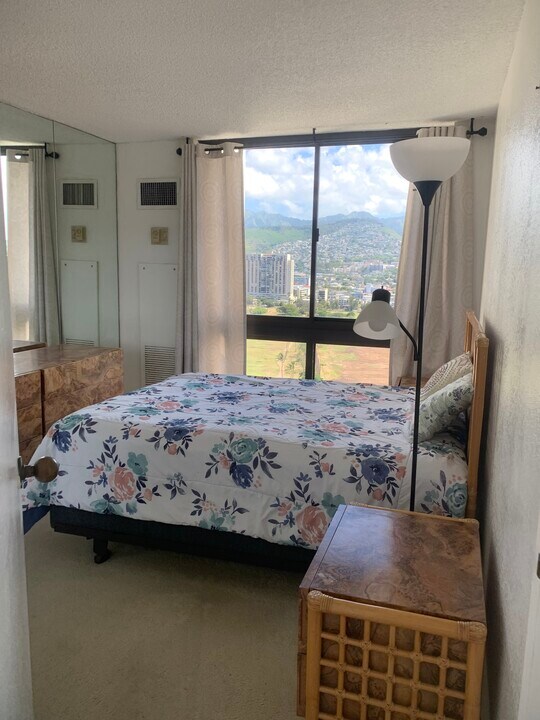 300 Wai Nani Way, Unit Miryam in Honolulu, HI - Building Photo