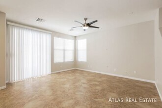 5913 Tamarack Lodge Ln in North Las Vegas, NV - Foto de edificio - Building Photo