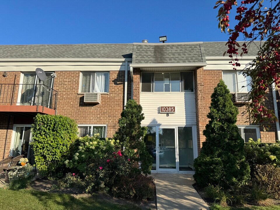 10385 Dearlove Rd in Glenview, IL - Building Photo