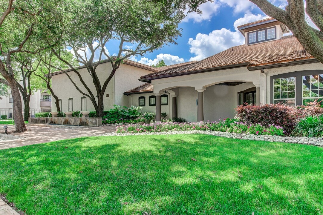 Windsor on White Rock Lake in Dallas, TX - Building Photo