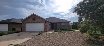404 Almond Tree Ln in Clovis, NM - Building Photo