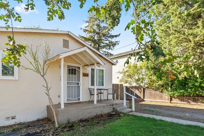1206 Guill St in Chico, CA - Building Photo - Building Photo