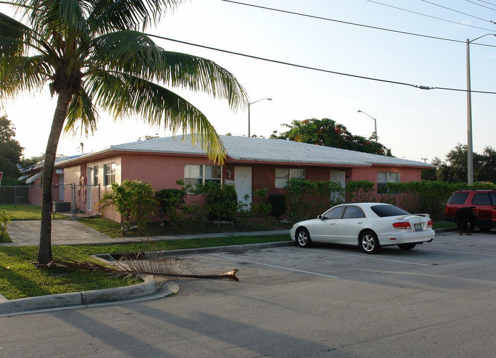 17425 20th Ave in Miami, FL - Foto de edificio