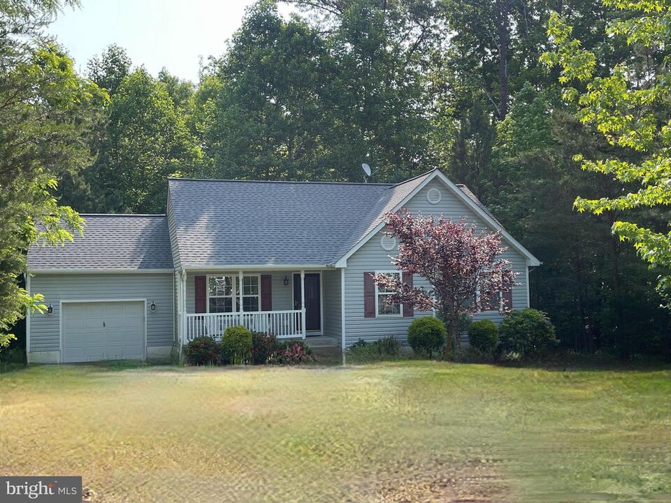 359 Timberland Dr in Montross, VA - Building Photo