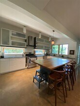 1005 W St Johns Ave in Austin, TX - Building Photo - Building Photo