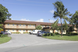 Avondale Gardens Apartments in Pompano Beach, FL - Building Photo - Building Photo