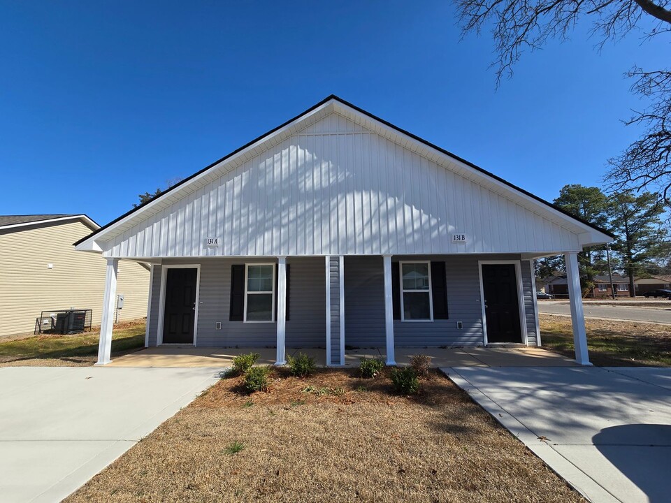 131 S 6th St in Spring Lake, NC - Building Photo