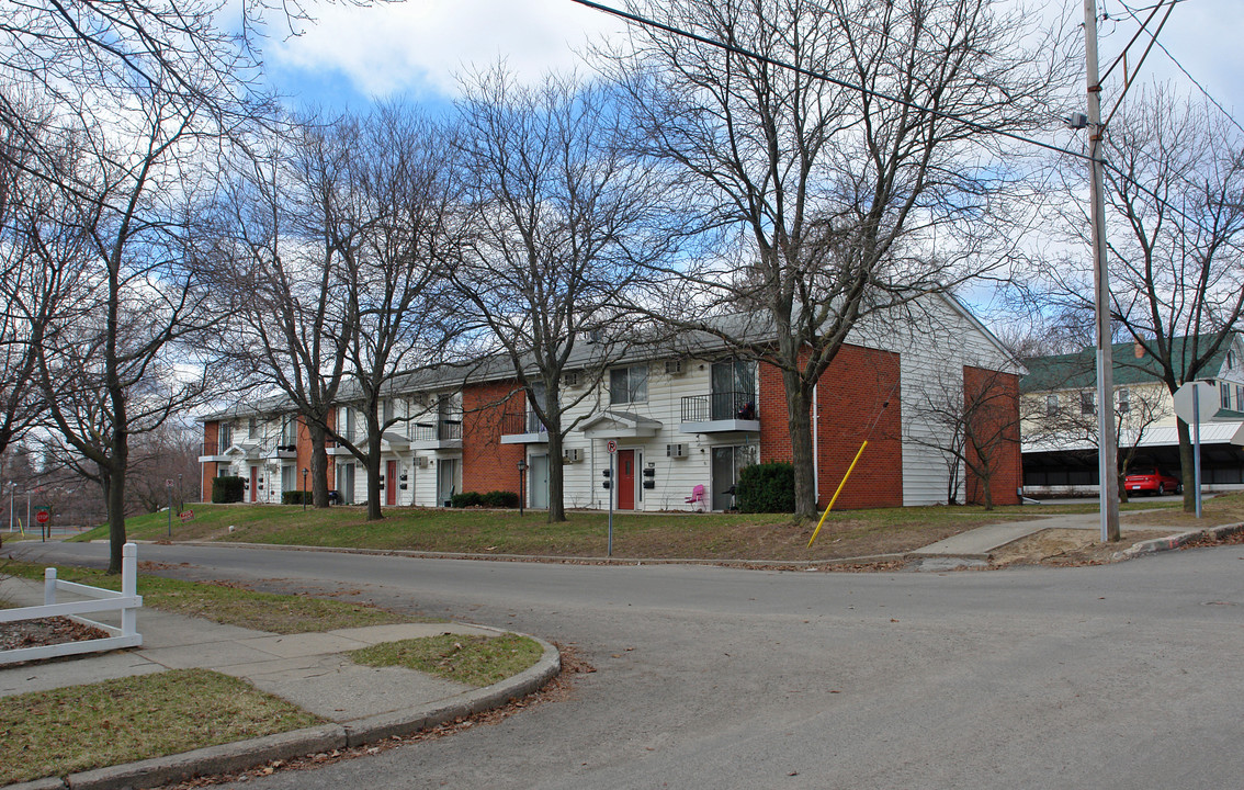 100 N Monroe St in Lapeer, MI - Building Photo