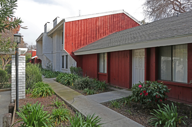 Riverside Townhomes in Fresno, CA - Building Photo - Building Photo