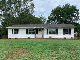 137 Baker St in Monroe, GA - Building Photo