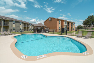 The Villas Apartments in Victoria, TX - Building Photo - Building Photo