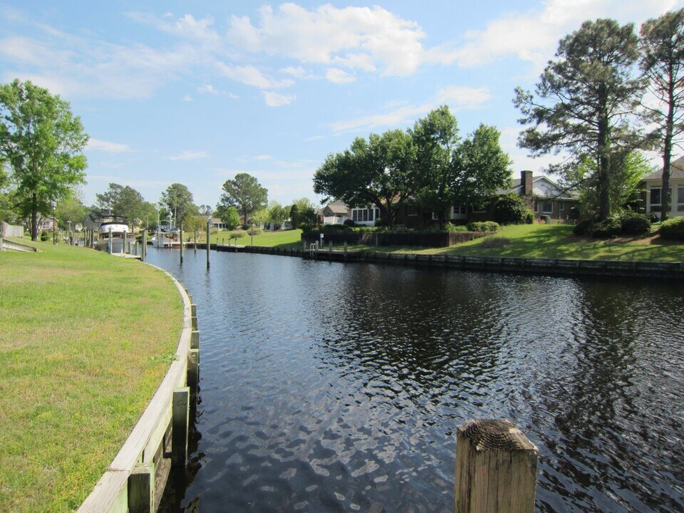 6102 Schooner Ct in New Bern, NC - Building Photo