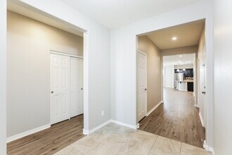 6417 S 47th Dr in Phoenix, AZ - Foto de edificio - Building Photo